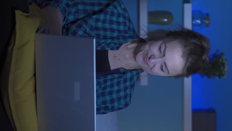 Video-Vertical-De-Una-Mujer-Feliz-Usando-Una-Computadora-Portátil-Por-La-Noche.